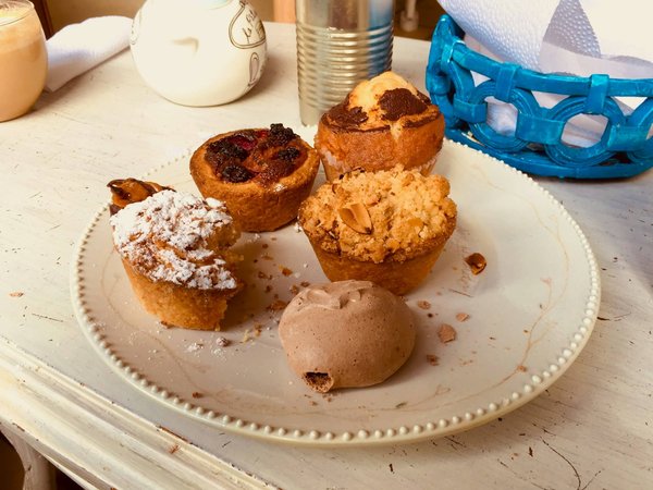 Comment réaliser une bûche de Noël au chocolat et framboises avec une mousse légère ?